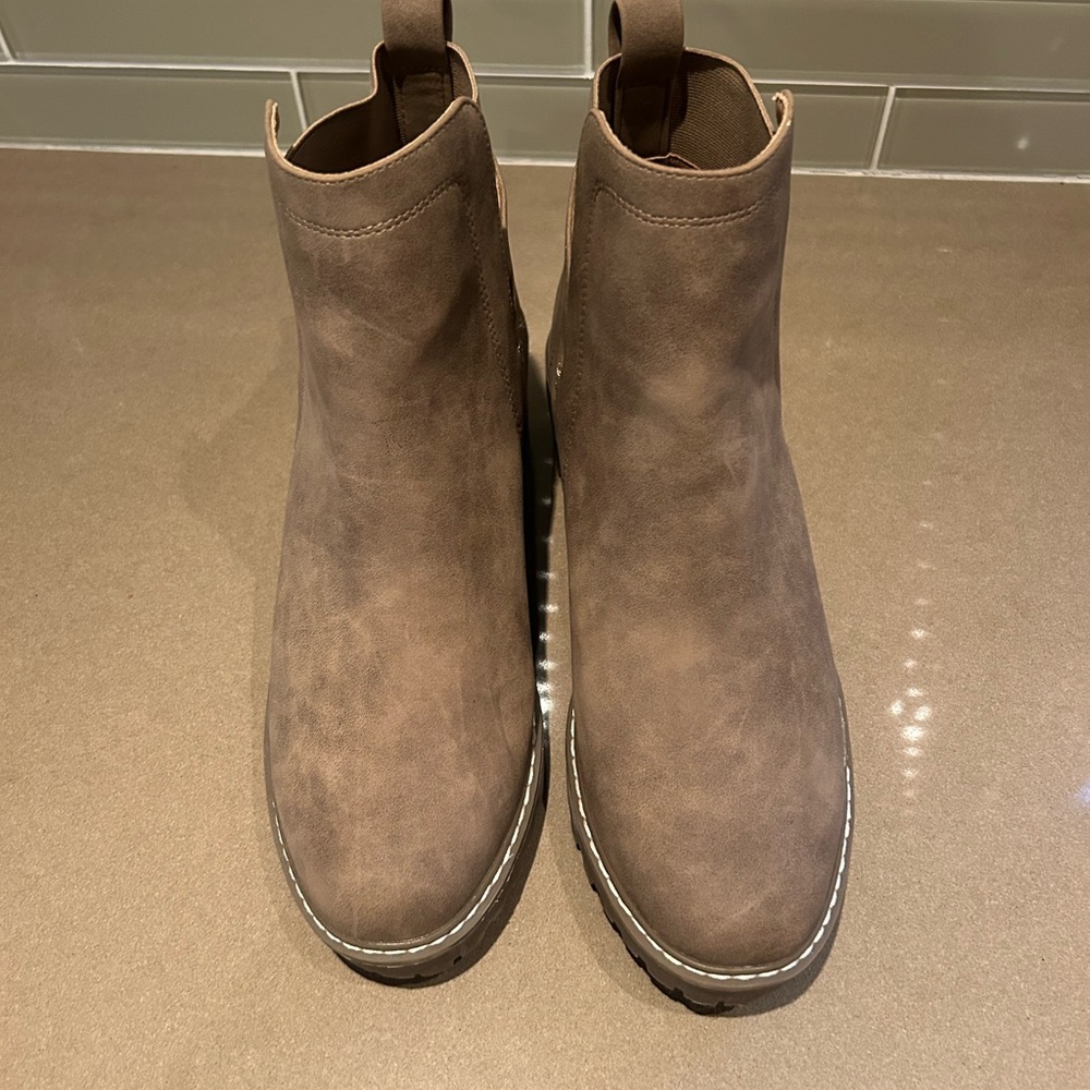 Women’s Brown Chelsea Boots